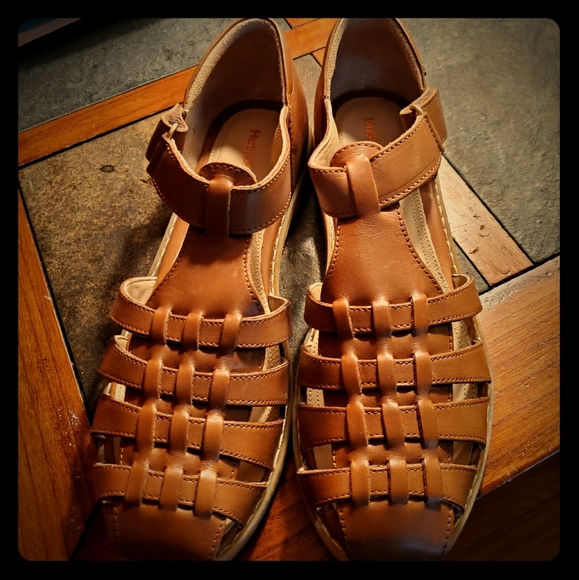 hush puppies closed toe sandals
